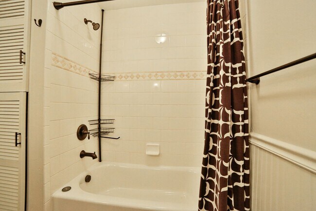 Building Photo - 330 Wilderness Dr