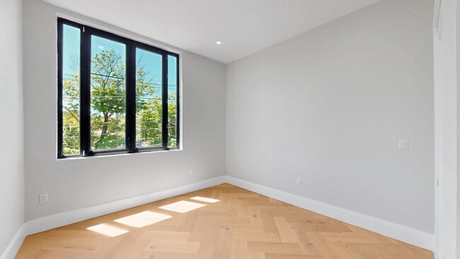 Building Photo - Spacious modern 2 bed in Newton available NOW!