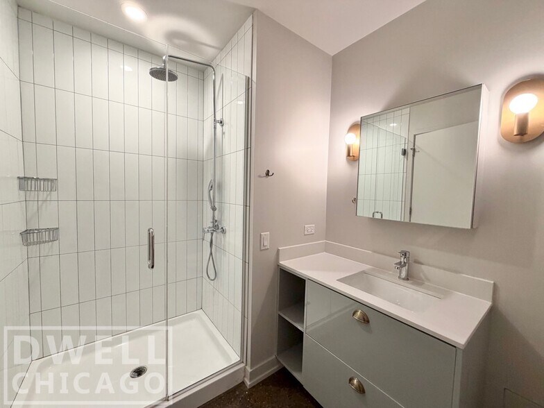 Building Photo - 700 N La Salle Dr