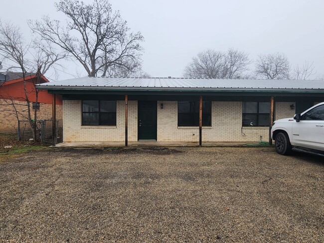 Building Photo - 2/1 Duplex in Lampasas