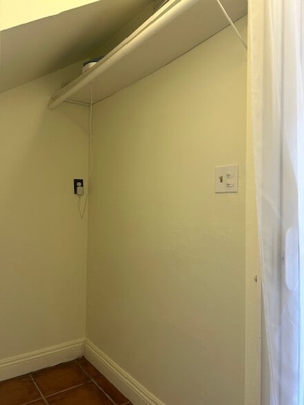 Building Photo - 344 S La Peer Dr