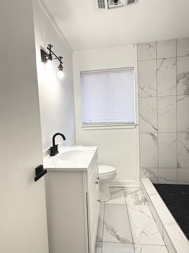 Building Photo - Beautiful Fully Remodeled 3-Bedroom, 1-Bathroom Home in Little Rock - Near UALR!