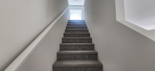 Building Photo - Beautiful 3 Bedroom 2.5 Bathroom Home in E...