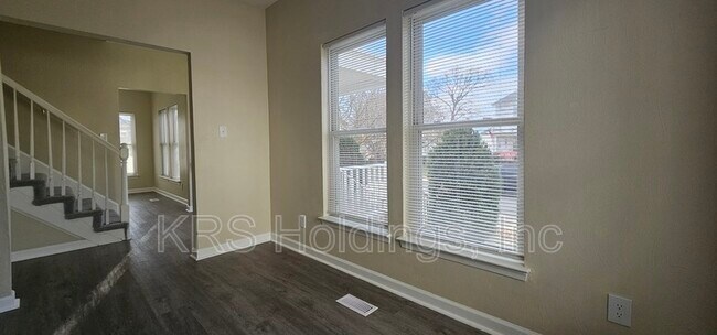 Building Photo - 820 Maltby Cres