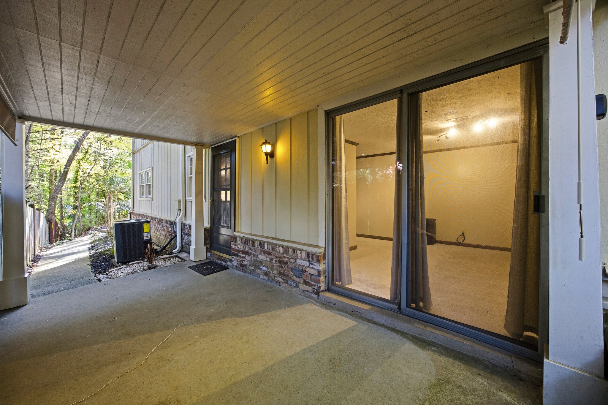 Building Photo - 943 Ferncliff Rd NE