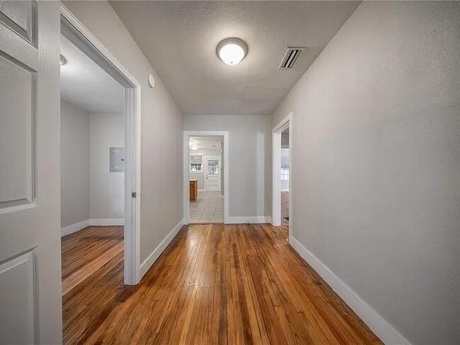 Building Photo - 2407 Juanita St