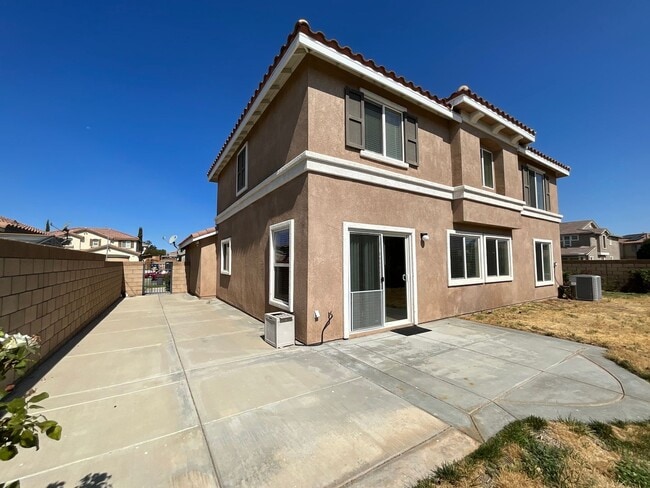 Building Photo - East Palmdale Home
