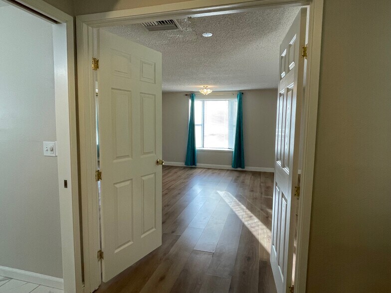 Building Photo - 10210 Sterling Blvd