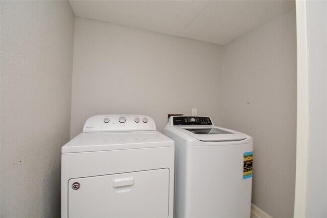 Building Photo - 9400 Doliver Dr