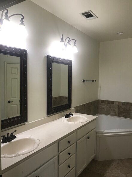 Master Bath - 37150 Woodgate Ave