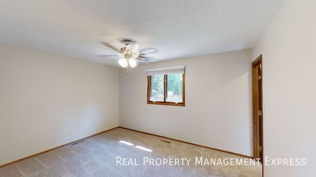 Building Photo - 3 Bed 3 Bath Home in Sioux Falls!