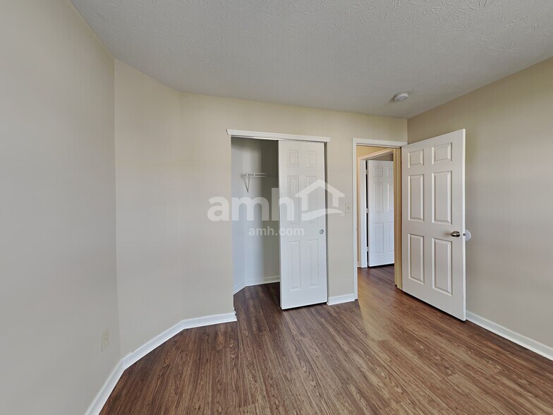 Building Photo - 5633 Rambling Dr