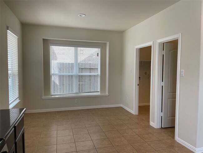 Building Photo - 627 Oak Cir Dr E