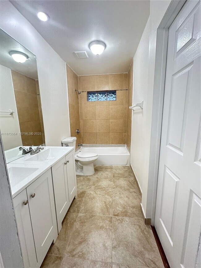 Building Photo - 2021 Bay Dr