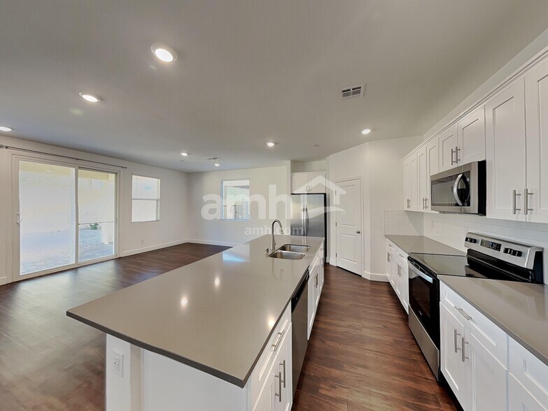 Building Photo - 642 N Water St