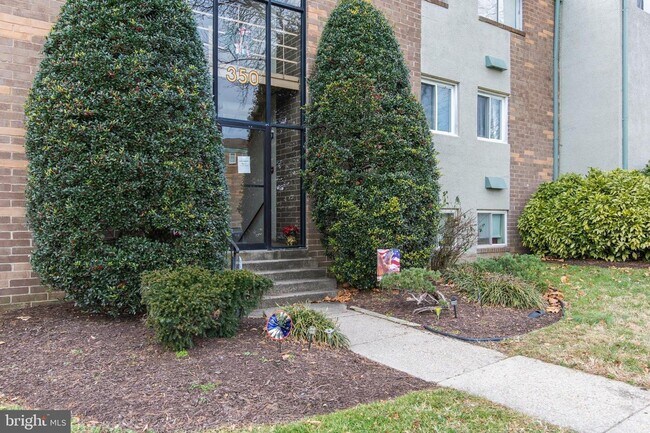 Building Photo - 2Br/ 1Ba - Beautifully renovated first-floor walkout condo in water privileged community availabl...