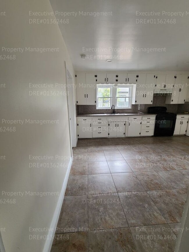 Building Photo - 3 bedroom/ 2 bathroom house located in East Bakersfield near a hospital and an elementary school.