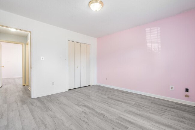 Building Photo - 403 S Sheridan Dr