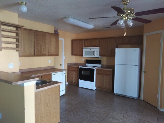 Kitchen - 9109 Valle Vidal Plz SW