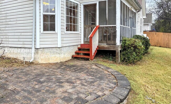 Building Photo - 3 Bed, 2 Bath Home with Garage / Pet-Frien...