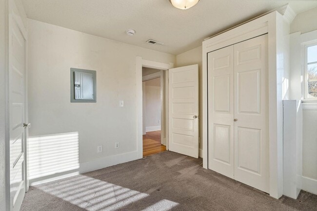 Building Photo - Charming, vintage 2-bdrm/1-bath upper in Richmond neighborhood. W/D, storage, off-street parking