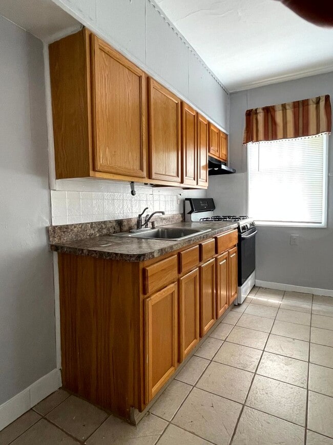 Building Photo - 3 Bedroom Home Steps to LaSalle University