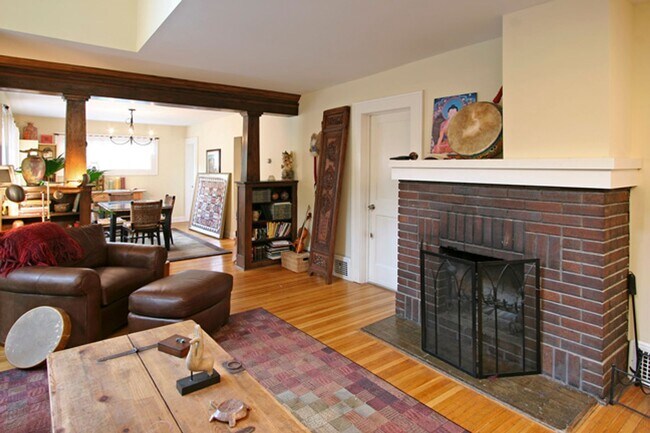 Building Photo - 3910-3912 Thomas Ave South