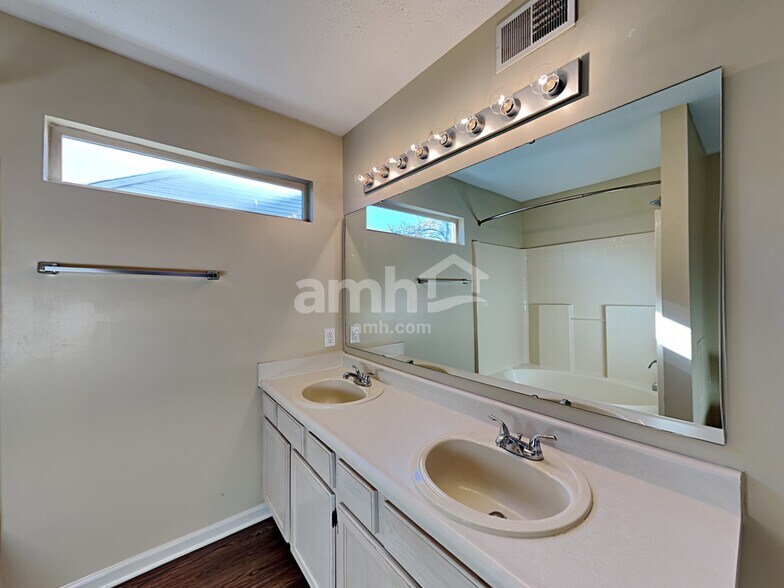 Building Photo - 13850 Bruddy Dr