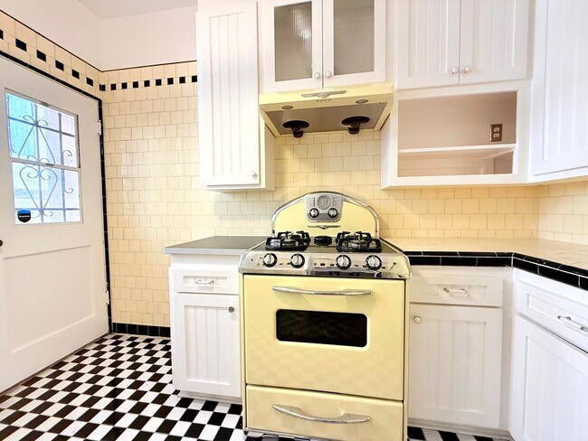 Building Photo - Very Unique Spacious sleek One Bedroom - O...