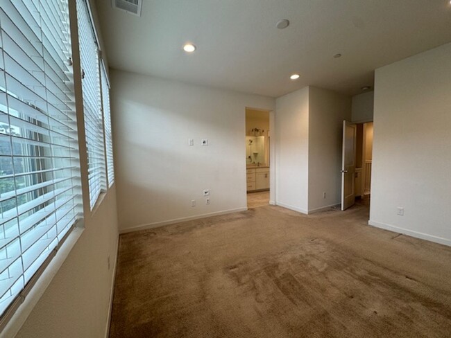 Building Photo - Newer 3 bedroom townhome in Simi Valley