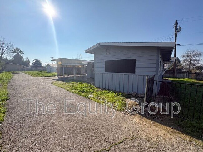 Building Photo - 856 W Chestnut St