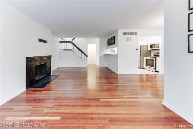 Building Photo - 1631 S Hill Blvd