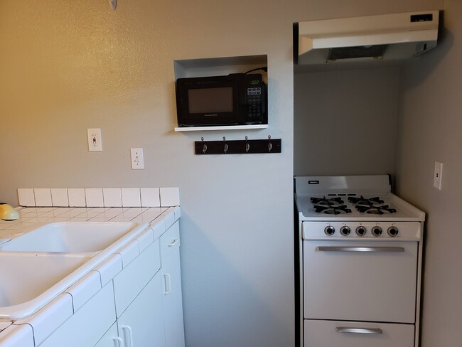 Building Photo - 5005-Side Studio
