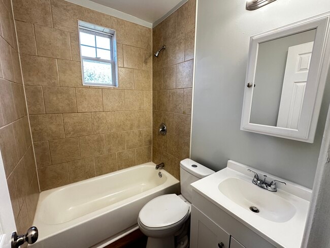 Building Photo - SE Duplex