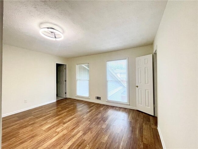 Building Photo - 5014 Meadow Ln
