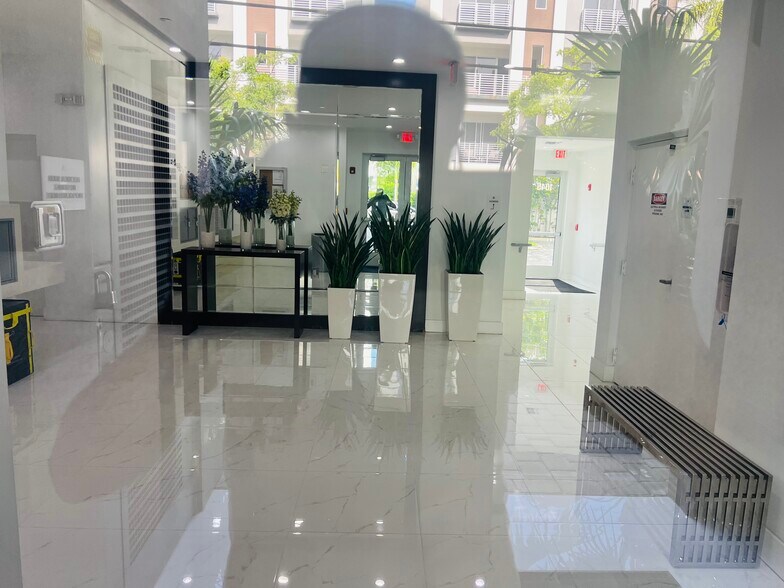 Building Photo - 1045 NE 18th Ave