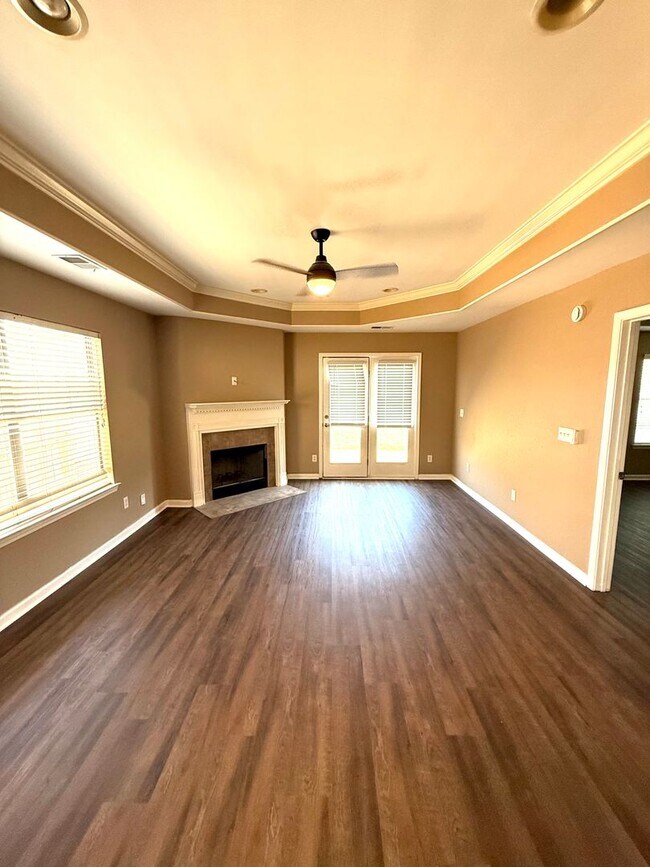 Building Photo - ** 4 Bed 2 Bath located in Park Lake ** Ca...