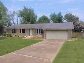 Building Photo - 2021 Greenbrier Rd