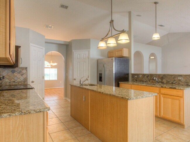 Building Photo - 744 Westcliffe Dr