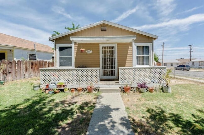 Primary Photo - Home in Taft!