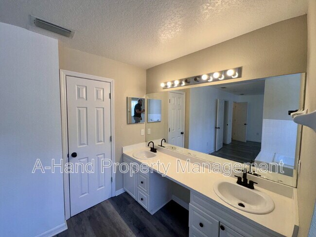 Building Photo - 439 Coconut Palm Way