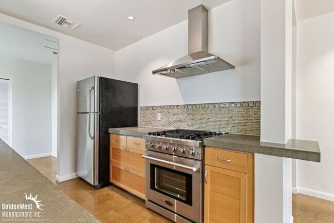 Building Photo - Charming 2Bdm 2Ba Home with Modern ADU in Uptown Phoenix!