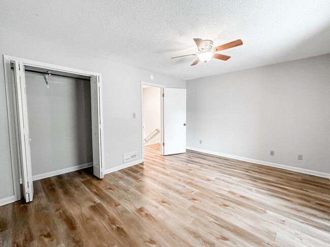 Building Photo - 2/1.5 Oakwood Townhome