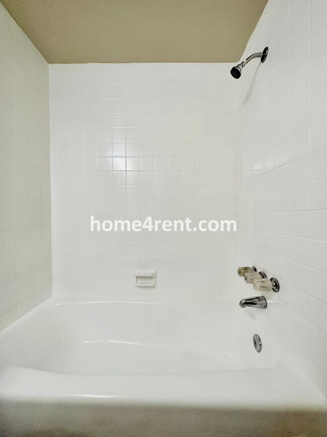 Building Photo - Beautiful Overland Park Home!