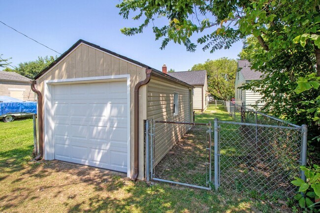 Building Photo - 1059 Lawrence Dr