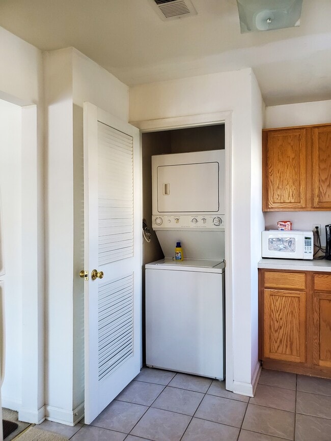 Building Photo - 889 Green St