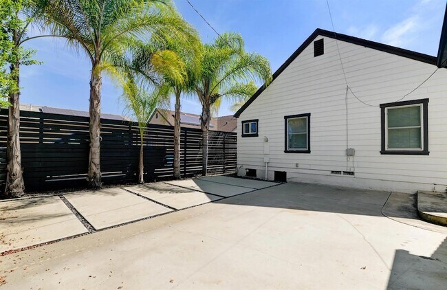 Building Photo - 4774 College Ave