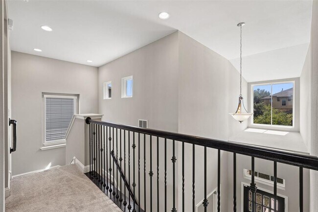 Building Photo - 5004 Mandevilla Dr