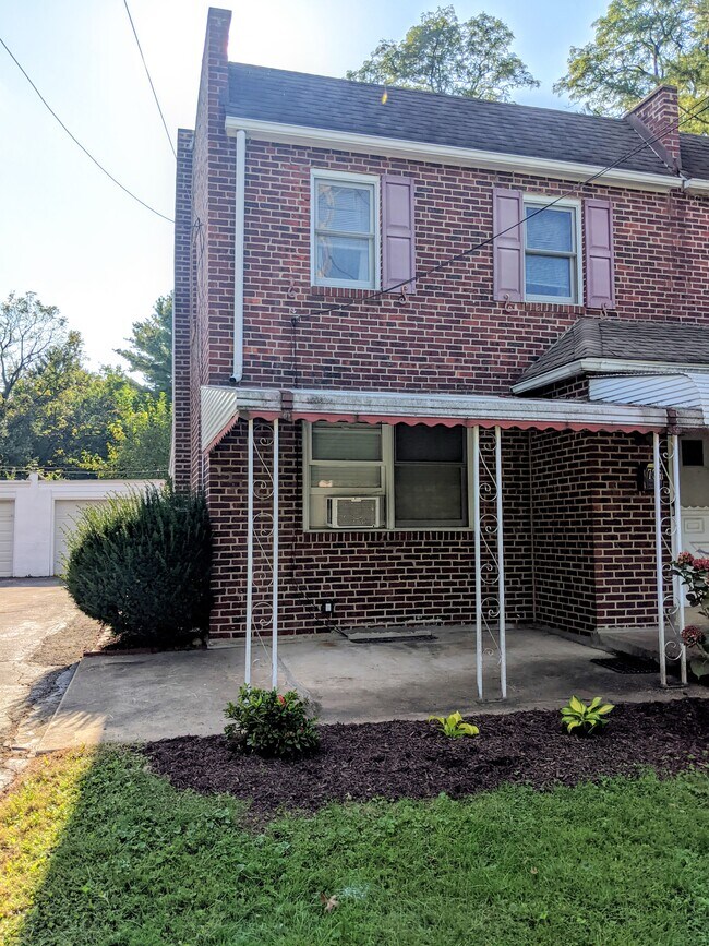 Building Photo - 736 E Railroad Ave