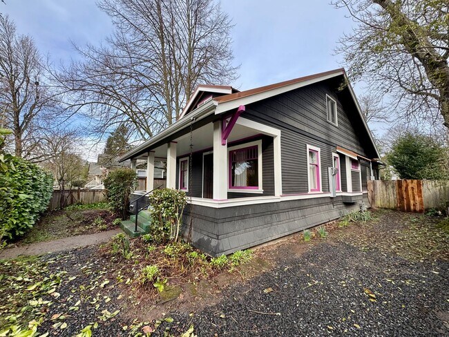 Building Photo - Beautiful 4 Bedroom, 2 Bath with Bonus Room in the Whiteaker Neighborhood!